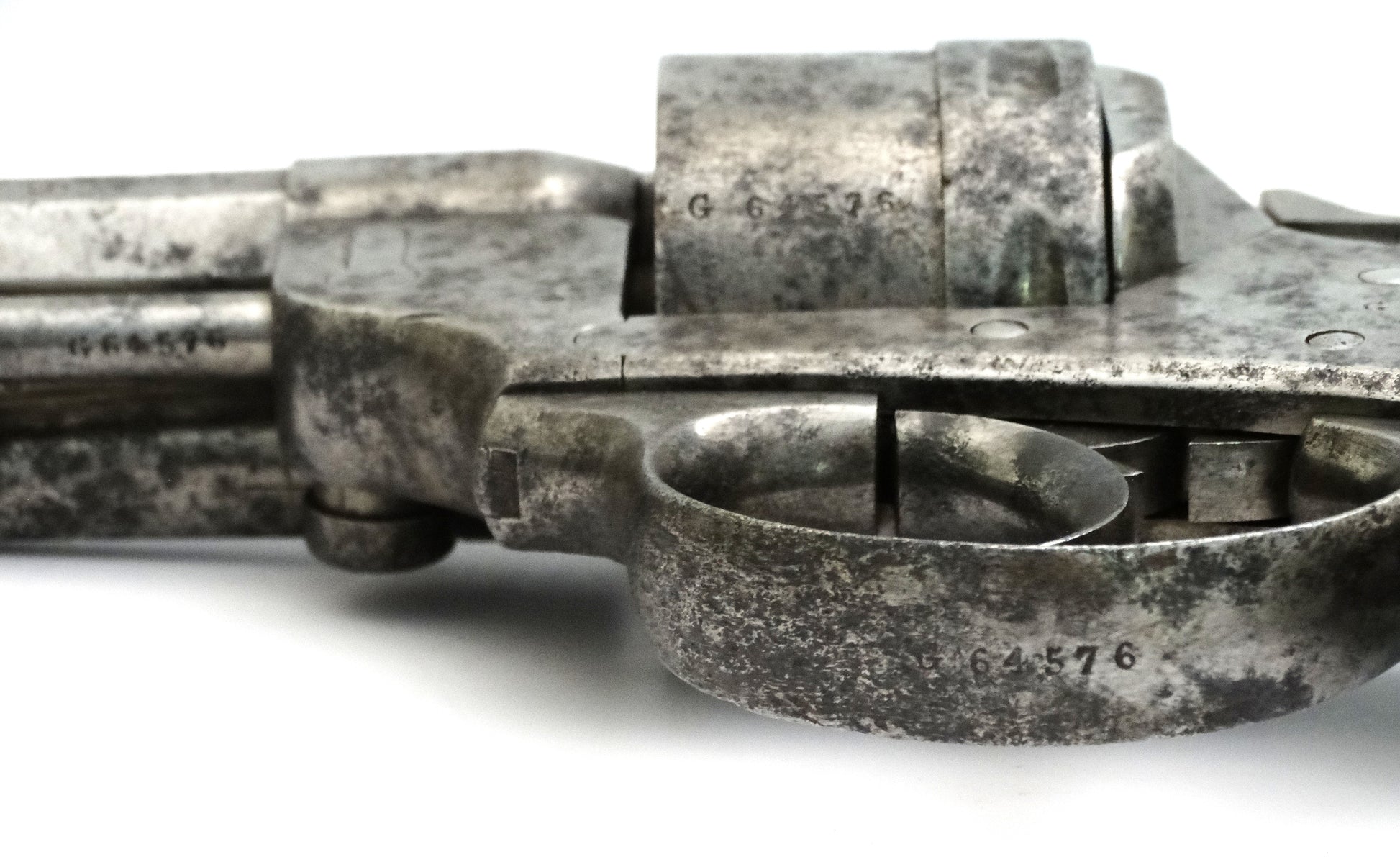 Pistolet réglementaire Chamelot-Delvigne Modèle 1873 – daté 1878 • Arme de collection. Zoom sur marquage du pontet, du barillet et de la barre de maintient du barillet.