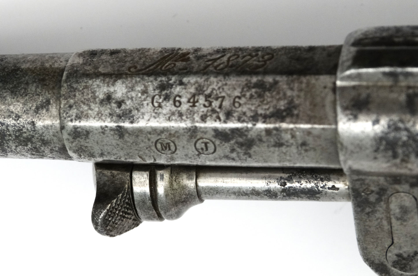 Pistolet réglementaire Chamelot-Delvigne Modèle 1873 – daté 1878 • Arme de collection. Vue latéral du canon avec marquage et poinçons des contrôleurs.