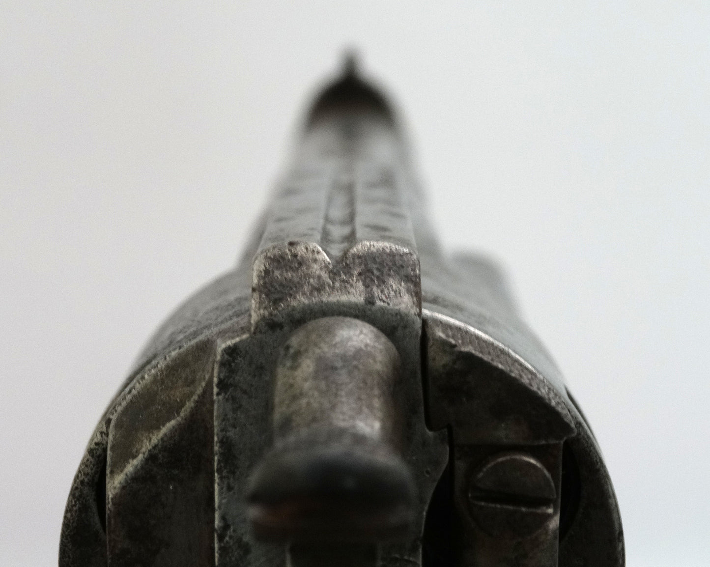Pistolet réglementaire Chamelot-Delvigne Modèle 1873 – daté 1878 • Arme de collection. Vue du dessus prise de visée.