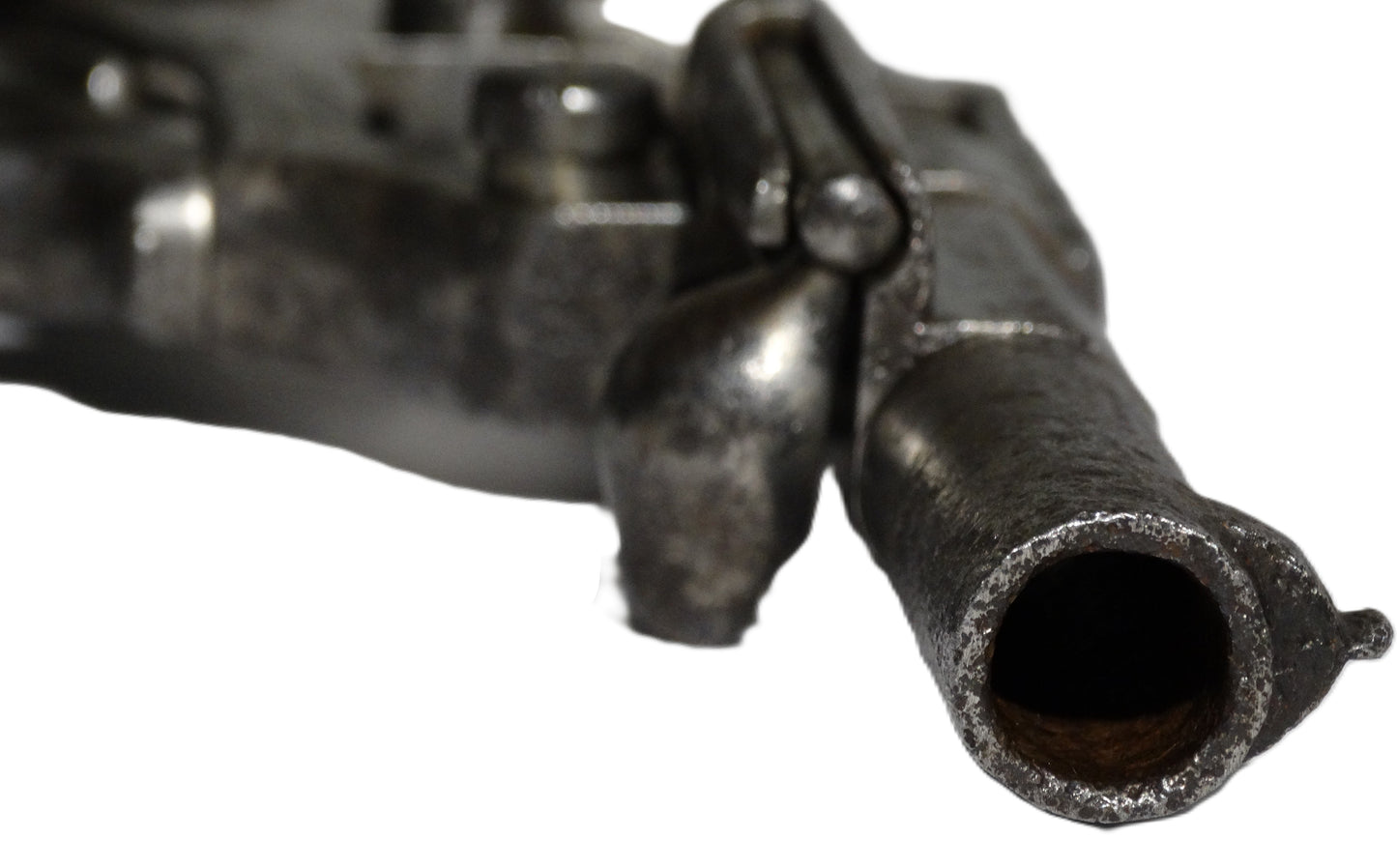 Pistolet réglementaire Chamelot-Delvigne Modèle 1873 – daté 1878 • Arme de collection. Vue de face, entrée du canon.