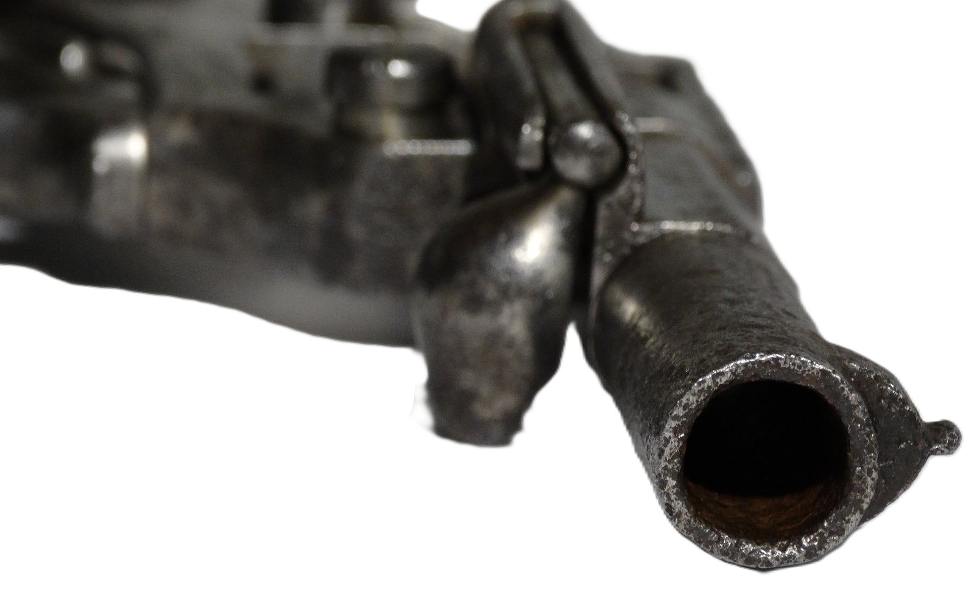 Pistolet réglementaire Chamelot-Delvigne Modèle 1873 – daté 1878 • Arme de collection. Vue de face, entrée du canon.