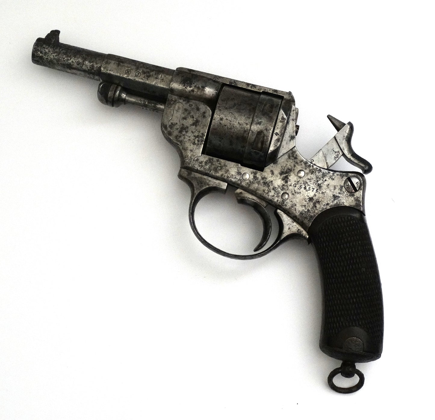 Pistolet réglementaire Chamelot-Delvigne Modèle 1873 – daté 1878 • Arme de collection. Vue complète coté gauche, chien armée.