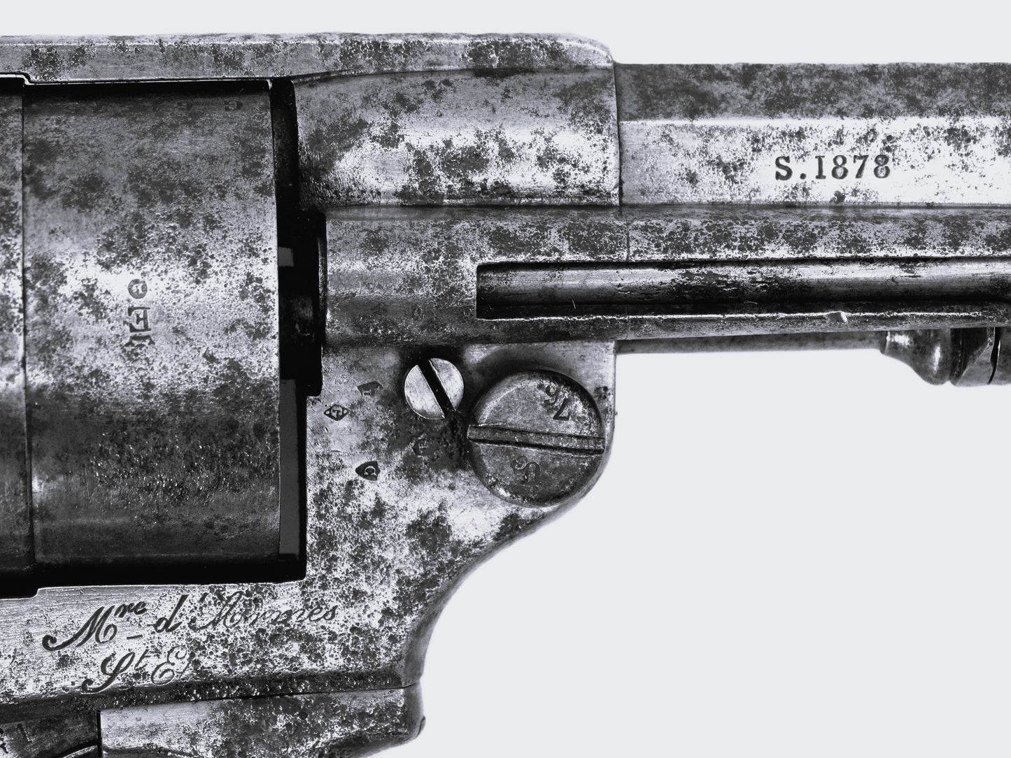 Pistolet réglementaire Chamelot-Delvigne Modèle 1873 – daté 1878 • Arme de collection. Zoom sur multiple poinçons coté droit.