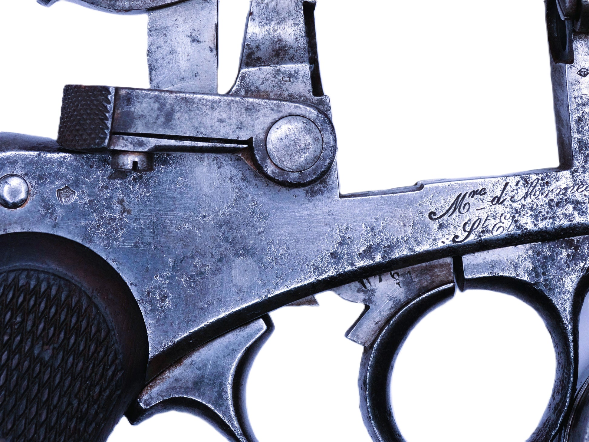 Pistolet réglementaire Chamelot-Delvigne Modèle 1873 – daté 1878 • Arme de collection. Zoom sur poincons coté gauche.