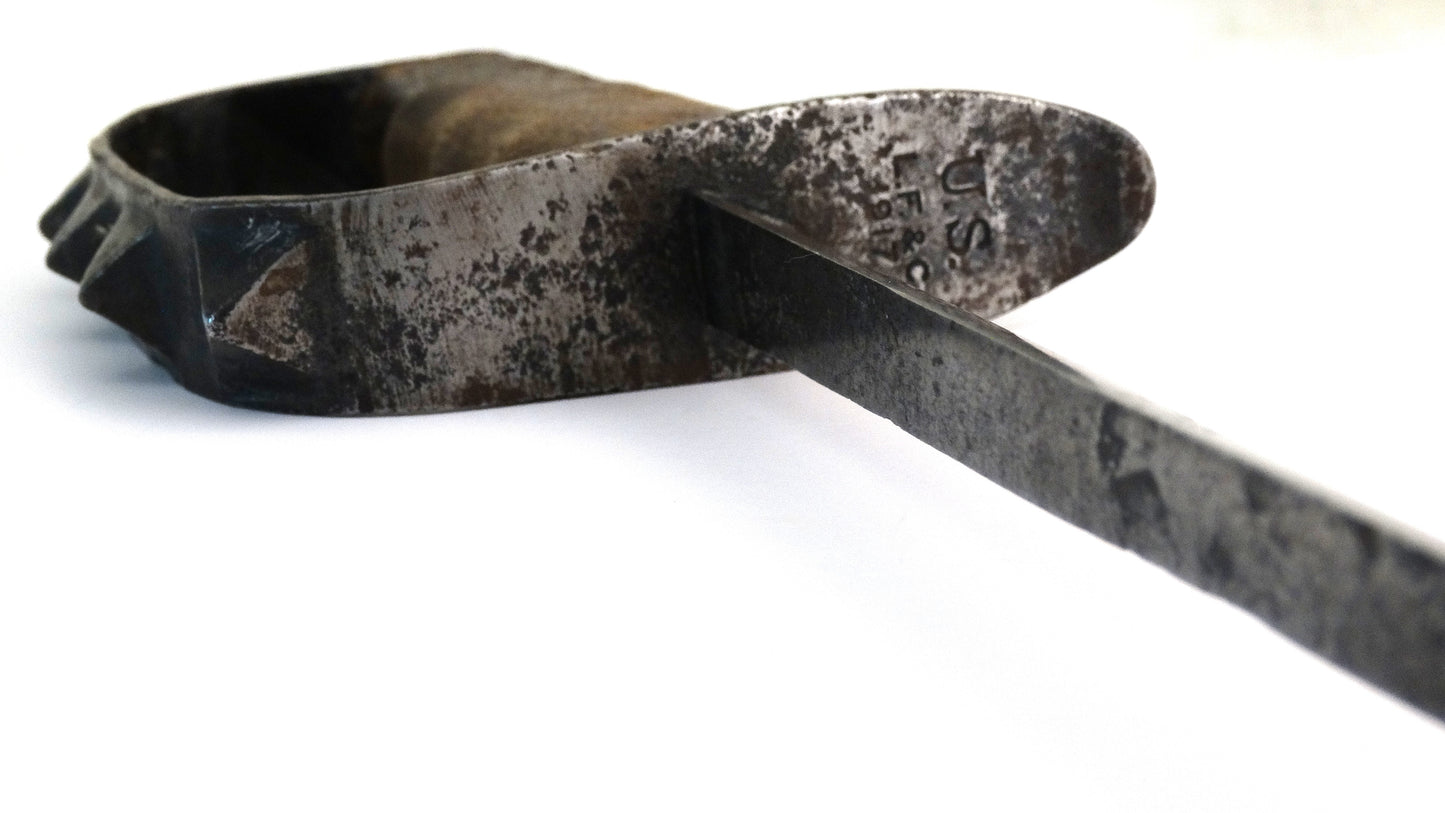 Poignard de tranchée américain M1917. Zoom sur la garde et son marquage.