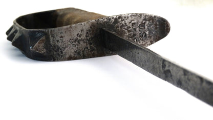 Poignard de tranchée américain M1917. Zoom sur la garde et son marquage.