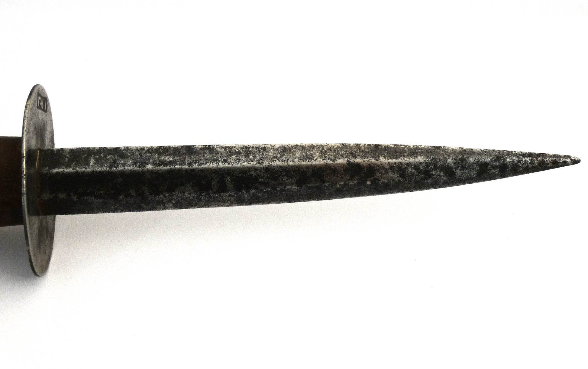 FRANCE. Poignard de tranchée français – Première Guerre mondiale (WWI). Zoom sur lame coté droit.