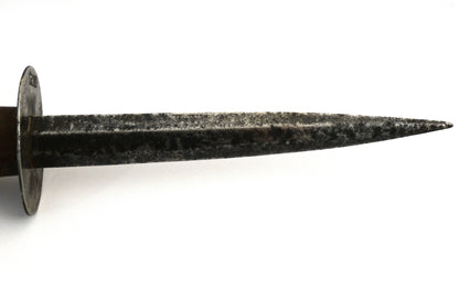 FRANCE. Poignard de tranchée français – Première Guerre mondiale (WWI). Zoom sur lame coté droit.