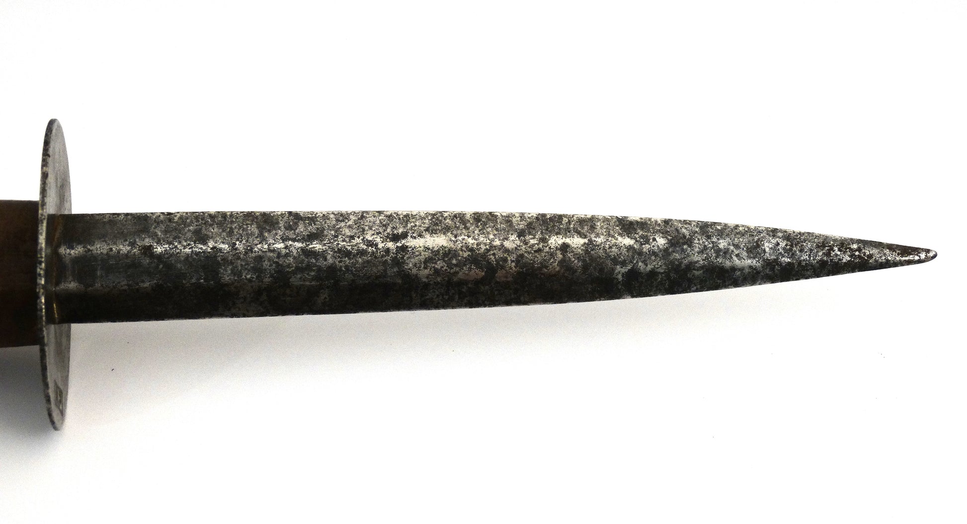 FRANCE. Poignard de tranchée français – Première Guerre mondiale (WWI). Zoom sur lame coté gauche.