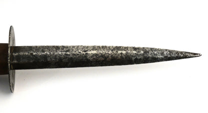 FRANCE. Poignard de tranchée français – Première Guerre mondiale (WWI). Zoom sur lame coté gauche.