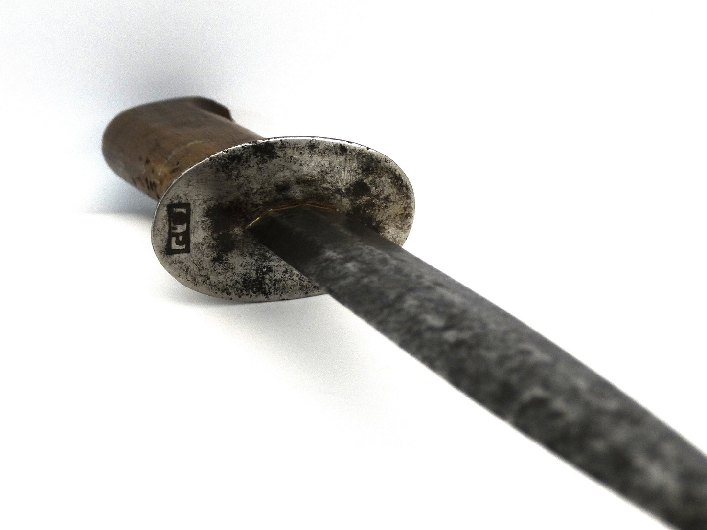 FRANCE. Poignard de tranchée français – Première Guerre mondiale (WWI). Zoom sur garde avec poinçon.