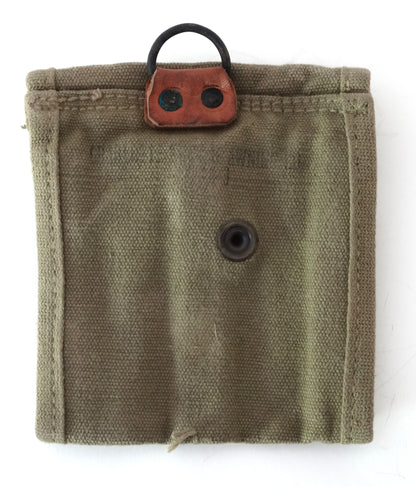 Porte-Chargeur Colt 1911 Toile Kaki – Réutilisé Armée Française avec Anneau Brelage.
Vue intégrale de dos.
