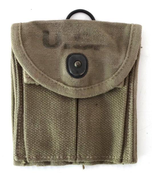 Porte-Chargeur Colt 1911 Toile Kaki – Réutilisé Armée Française avec Anneau Brelage.
Vue intégrale de face.