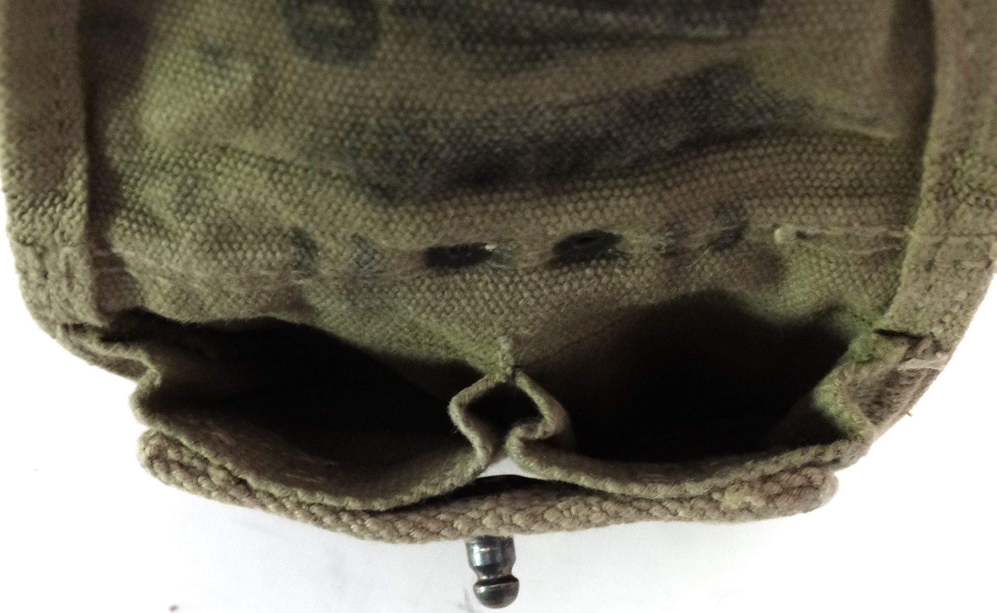 Porte-Chargeur Colt 1911 Toile Kaki – Réutilisé Armée Française avec Anneau Brelage.
Zoom sur poche intérieur.