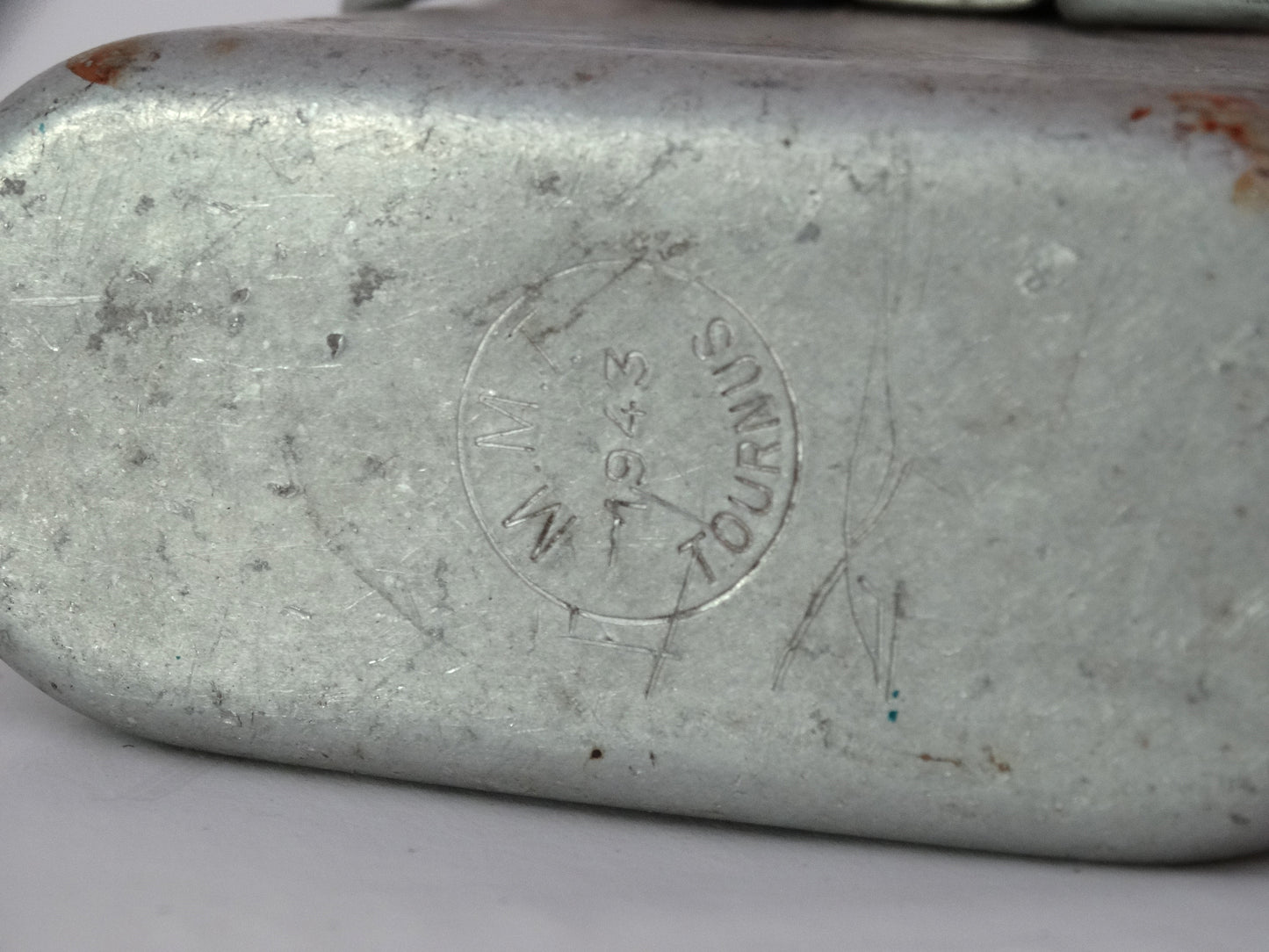 Quart Français Modèle 1935 – Marquage MMT 1943 TOURNUS.
Zoom sur marquage.