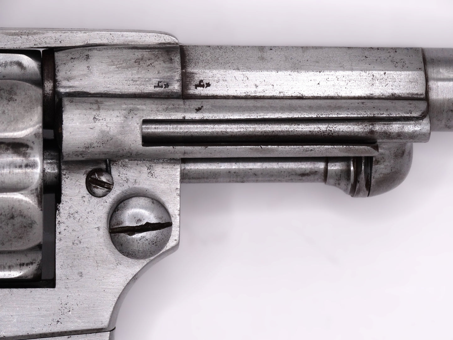 Revolver Chamelot-Delvigne modèle 1874 civil - calibre 11 mm73 - Arme ancienne.
Zoom sur poinçons de carcasse et de canon.
