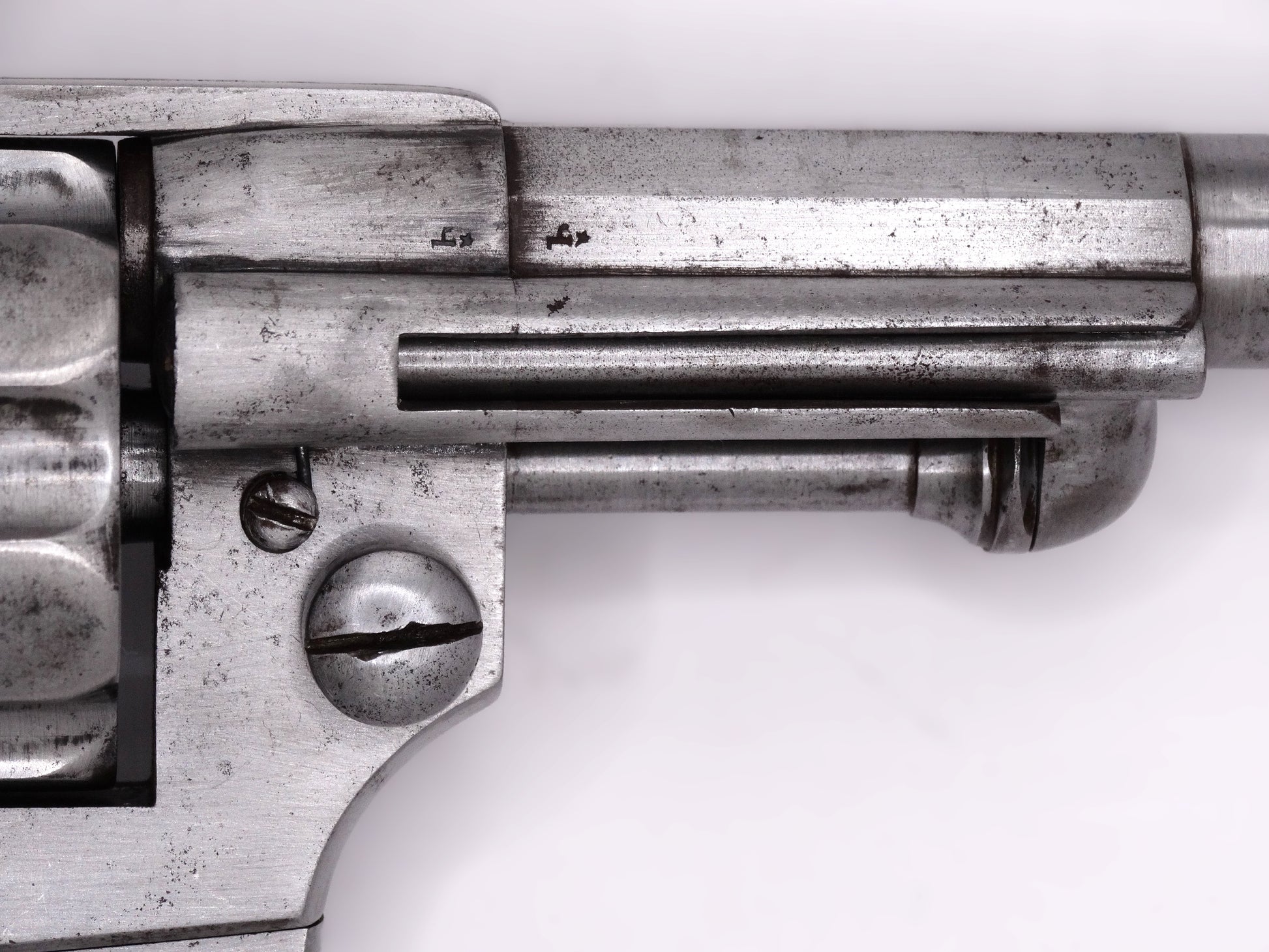 Revolver Chamelot-Delvigne modèle 1874 civil - calibre 11 mm73 - Arme ancienne.
Zoom sur poinçons de carcasse et de canon.