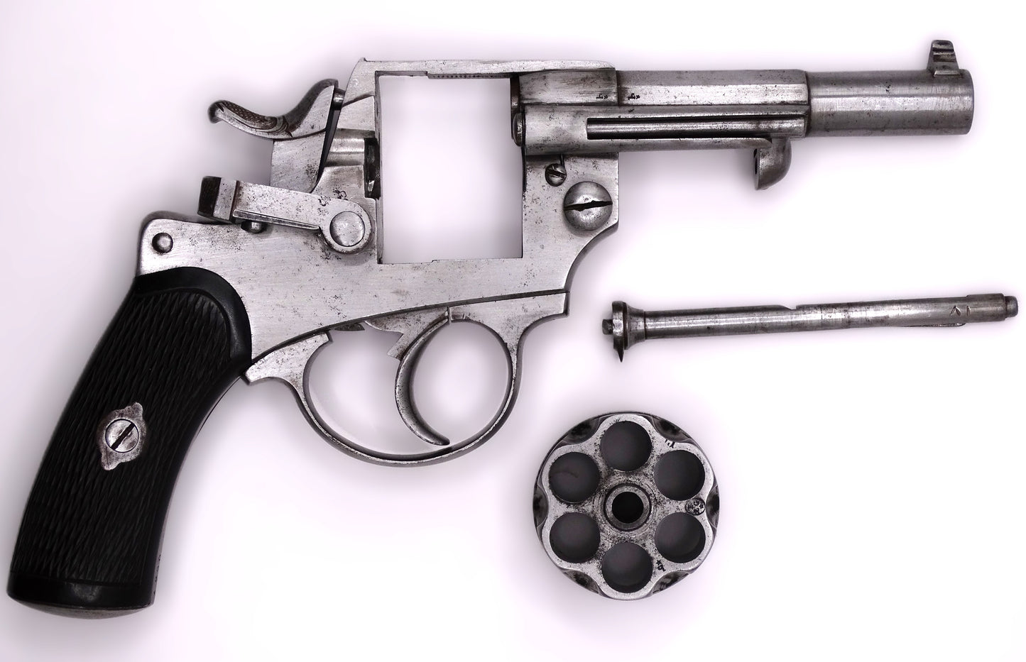 Revolver Chamelot-Delvigne modèle 1874 civil - calibre 11 mm73 - Arme ancienne.
Vue intégrale coté droit barillet démonté. 