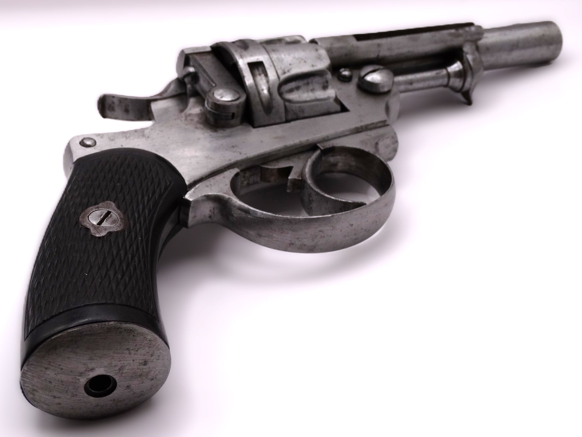 Revolver Chamelot-Delvigne modèle 1874 civil - calibre 11 mm73 - Arme ancienne.
Vue intégrale du dessous.