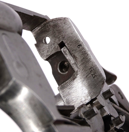Revolver Chamelot-Delvigne modèle 1874 civil - calibre 11 mm73 - Arme ancienne.
Zoom sur intérieur de carcasse avec marquages.
