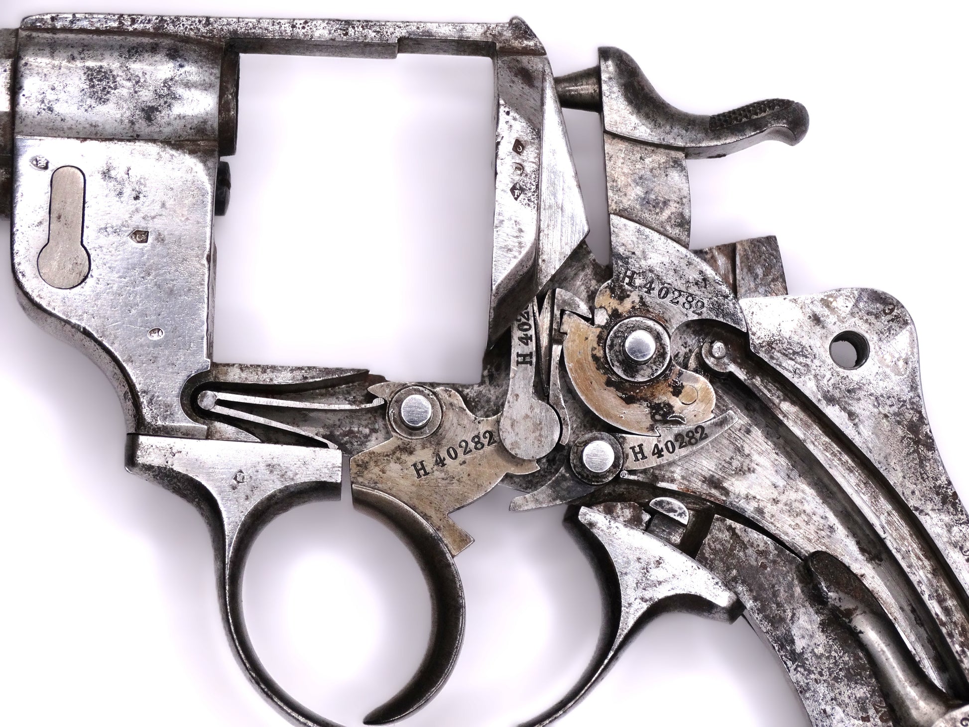 Revolver d’ordonnance modèle 1873 Chamelot-Delvigne – Calibre d’origine 11 mm 73.
Vue sur mécanique interne, monomatricule.