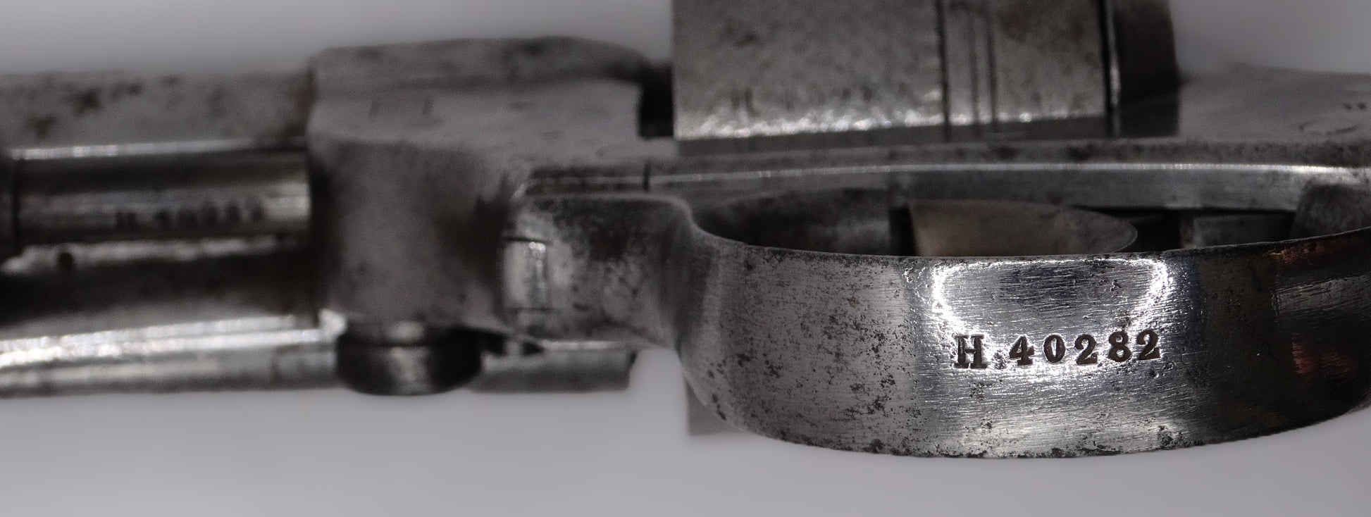 Revolver d’ordonnance modèle 1873 Chamelot-Delvigne – Calibre d’origine 11 mm 73.
Vue sur numéro de série du pontet.