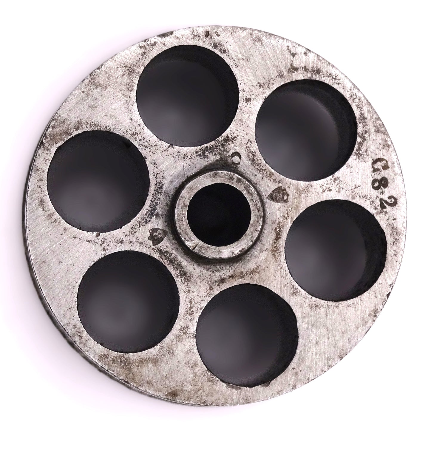 Revolver d’ordonnance modèle 1873 Chamelot-Delvigne – Calibre d’origine 11 mm 73.
Zoom sur barillet et chambres ainsi que marquage et poinçons.