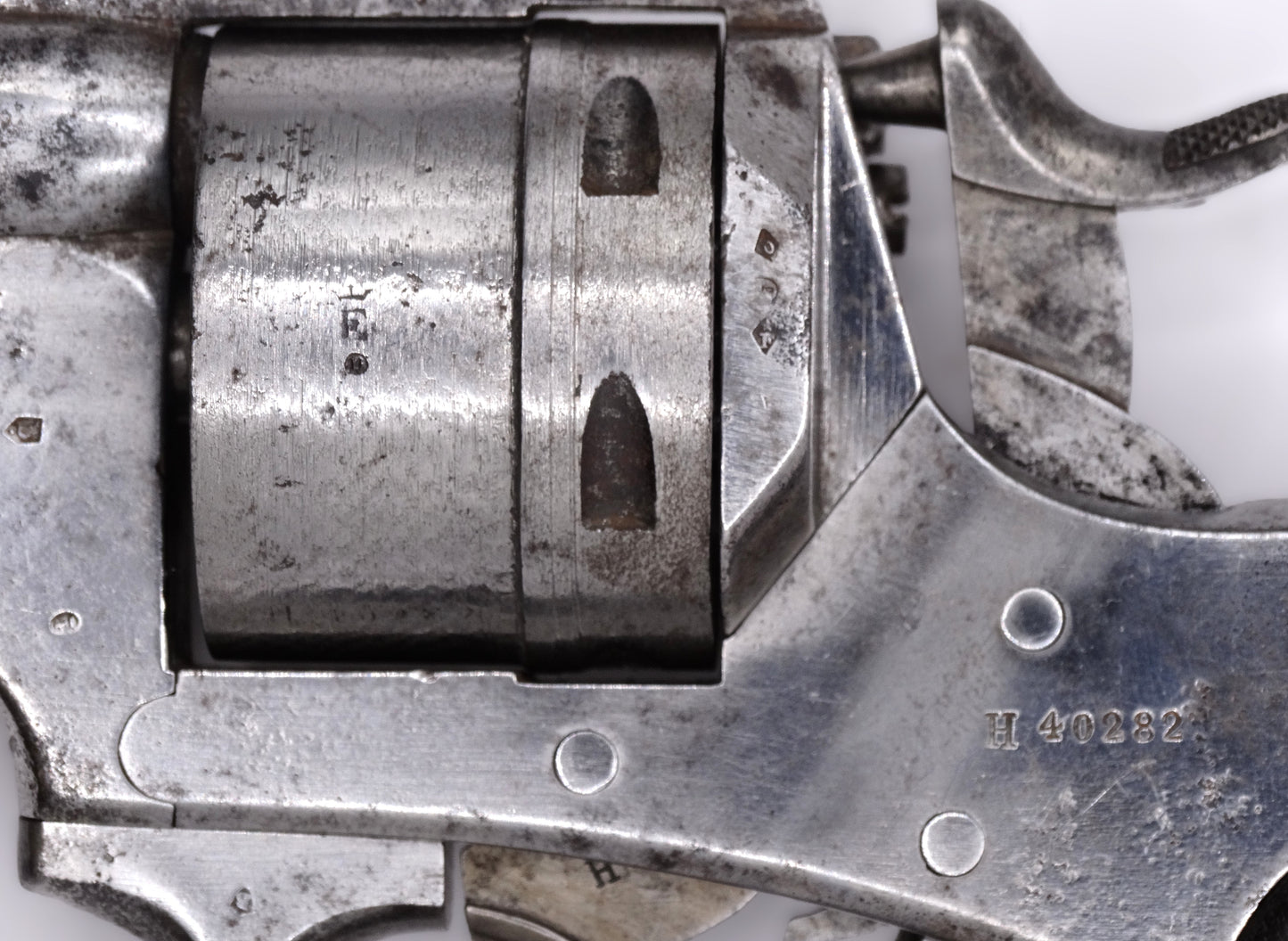 Revolver d’ordonnance modèle 1873 Chamelot-Delvigne – Calibre d’origine 11 mm 73.
Vue sur marquage, poinçons et numéro de série coté gauche.