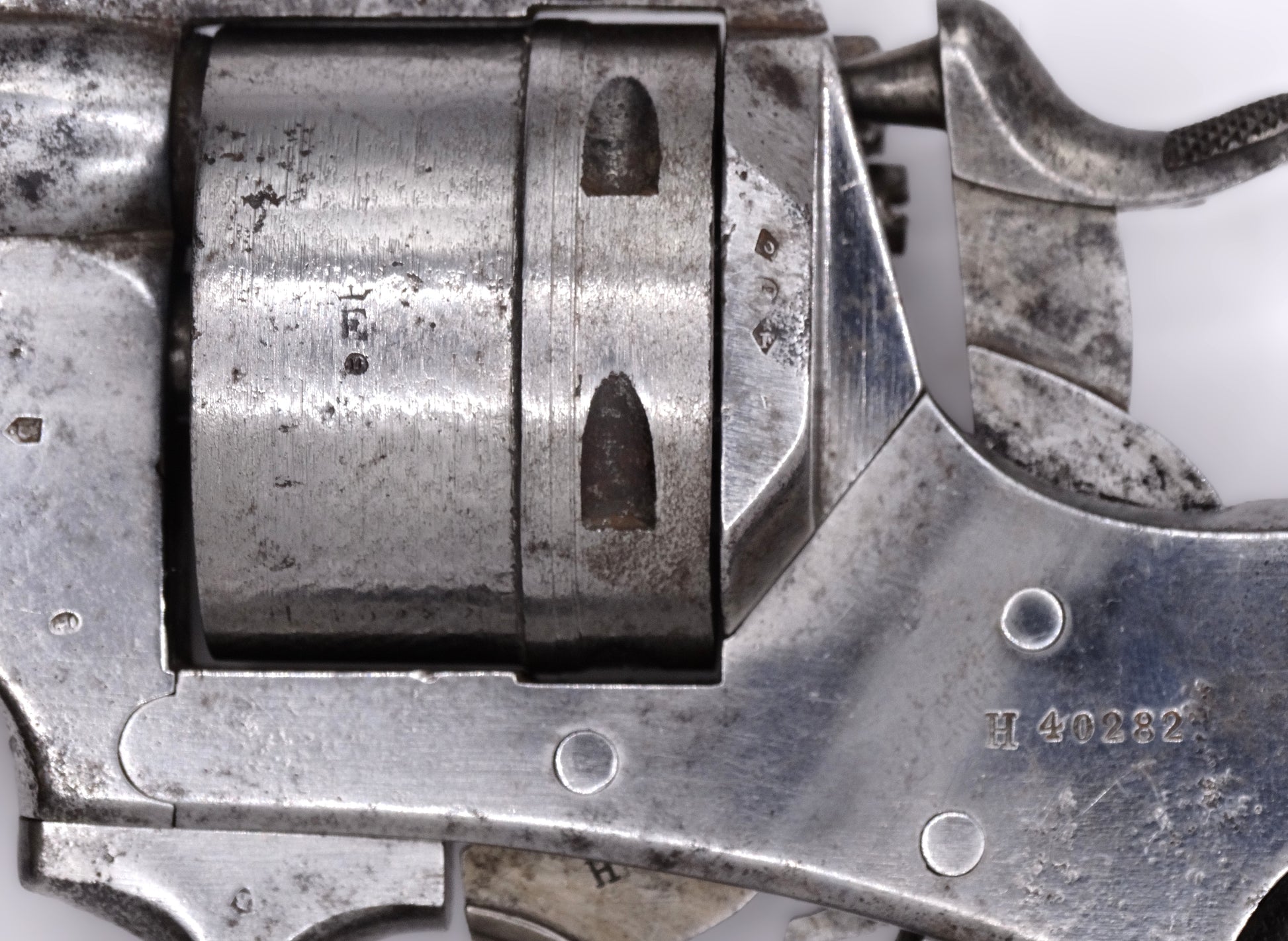 Revolver d’ordonnance modèle 1873 Chamelot-Delvigne – Calibre d’origine 11 mm 73.
Vue sur marquage, poinçons et numéro de série coté gauche.