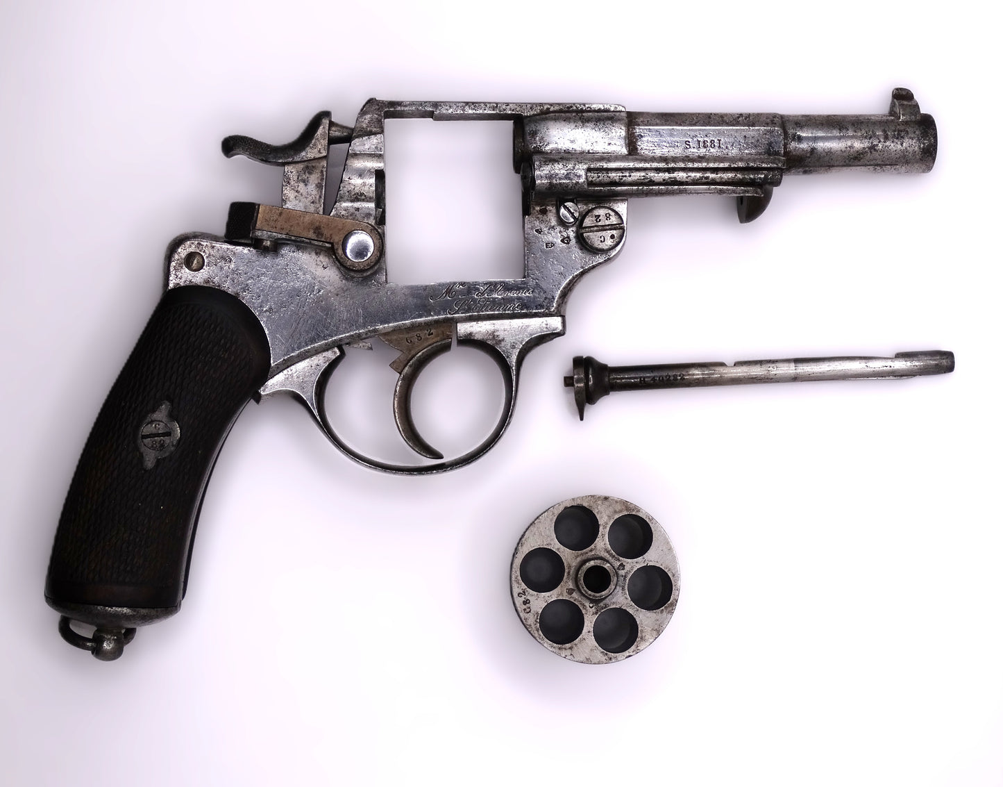 Revolver d’ordonnance modèle 1873 Chamelot-Delvigne – Calibre d’origine 11 mm 73.
Vue intégrale coté droit barillet démontée.