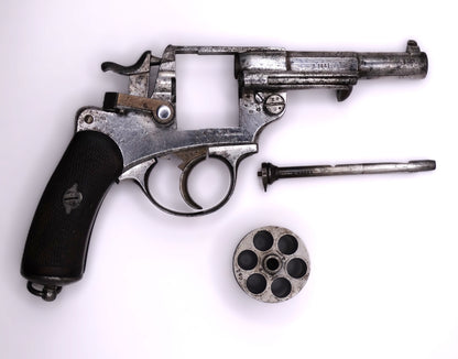 Revolver d’ordonnance modèle 1873 Chamelot-Delvigne – Calibre d’origine 11 mm 73.
Vue intégrale coté droit barillet démontée.