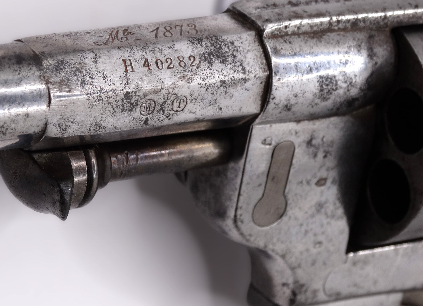 Revolver d’ordonnance modèle 1873 Chamelot-Delvigne – Calibre d’origine 11 mm 73.
Vue sur marquage, poinçons et numéro de série coté gauche du canon.