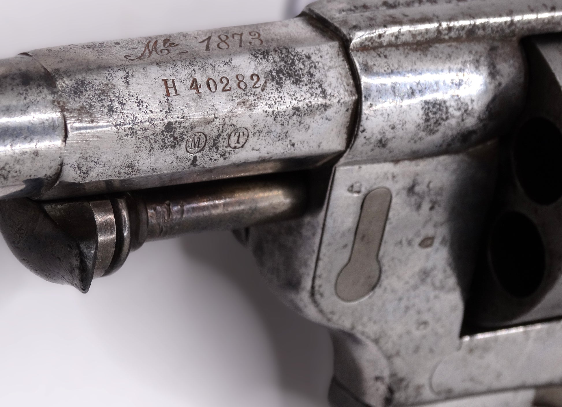 Revolver d’ordonnance modèle 1873 Chamelot-Delvigne – Calibre d’origine 11 mm 73.
Vue sur marquage, poinçons et numéro de série coté gauche du canon.