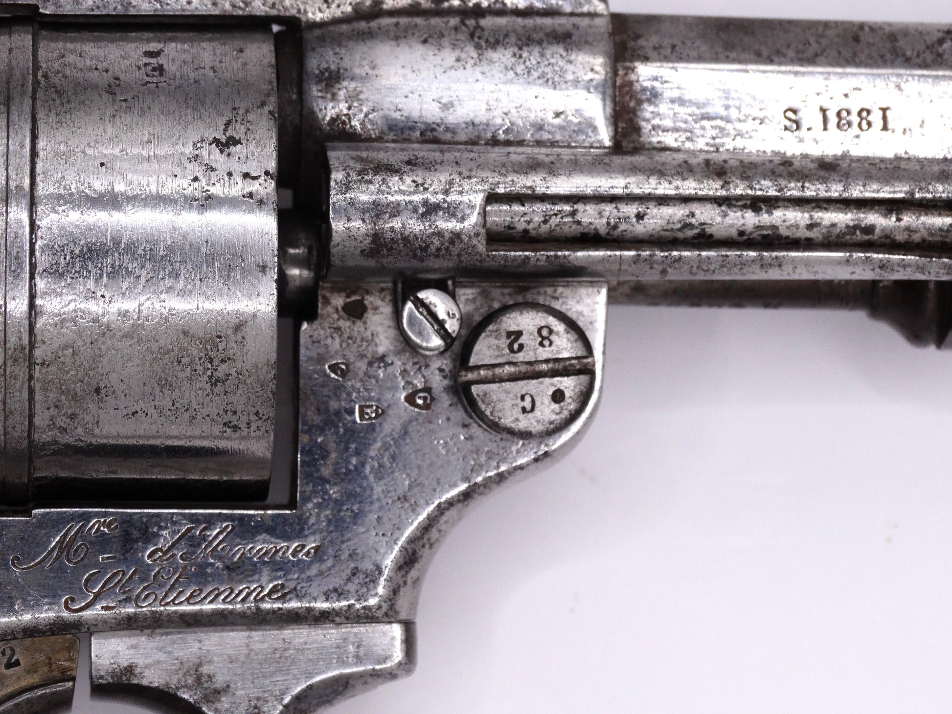 Revolver d’ordonnance modèle 1873 Chamelot-Delvigne – Calibre d’origine 11 mm 73.
Vue sur marquage, poinçons, année de fabrication coté droit du canon.