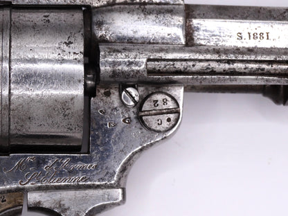 Revolver d’ordonnance modèle 1873 Chamelot-Delvigne – Calibre d’origine 11 mm 73.
Vue sur marquage, poinçons, année de fabrication coté droit du canon.