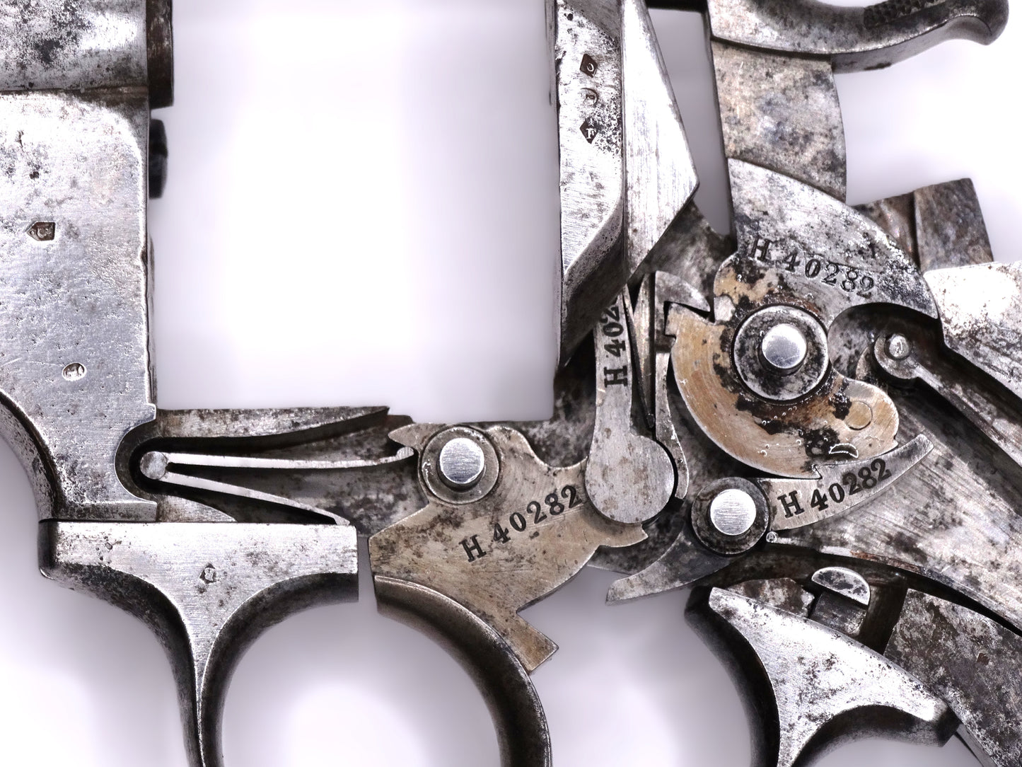 Revolver d’ordonnance modèle 1873 Chamelot-Delvigne – Calibre d’origine 11 mm 73.
Zoom sur mécanique interne, monomatricule.