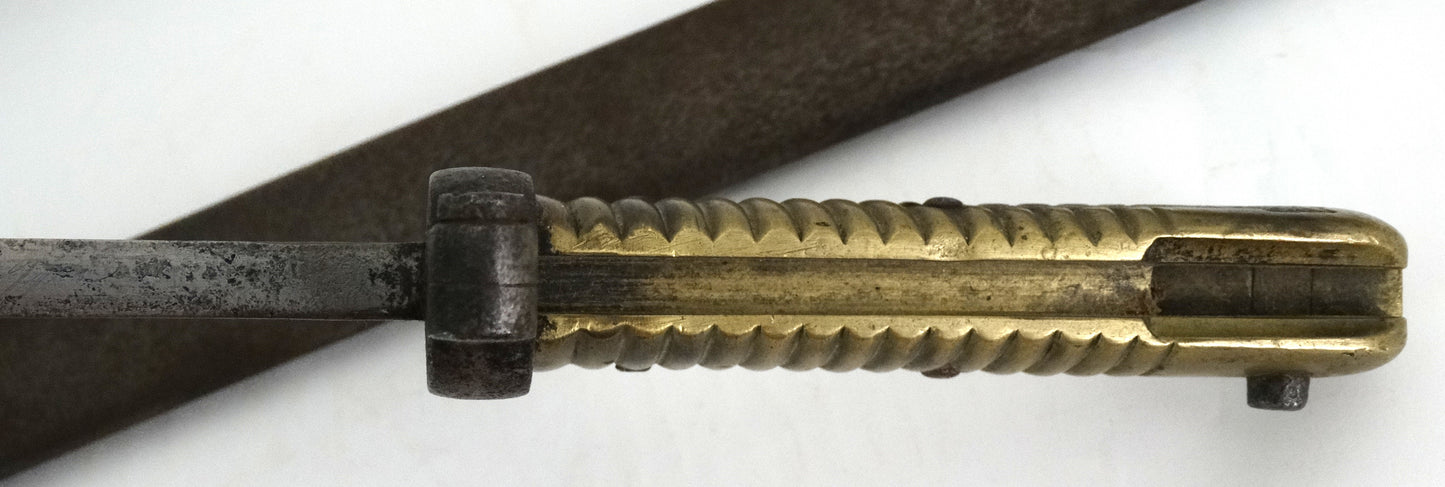 Sabre-baïonnette Modèle 1866 Chassepot – Marquage régimentaire allemand – Avec fourreau. Zoom sur manche face C