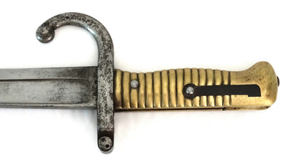 Sabre-baïonnette Chassepot Modèle 1866 – St-Étienne 1873.
Zoom sur manche coté droit.