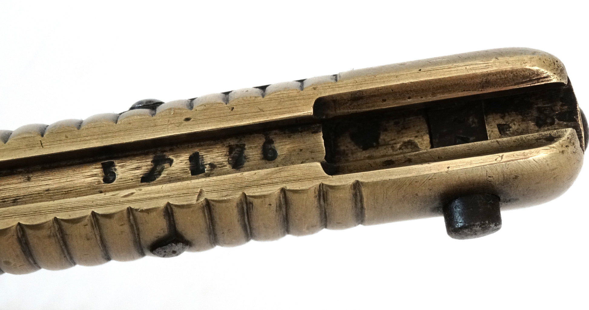 Sabre-baïonnette Chassepot Modèle 1866 – St-Étienne 1873.
Zoom sur rainure et marquage manche.