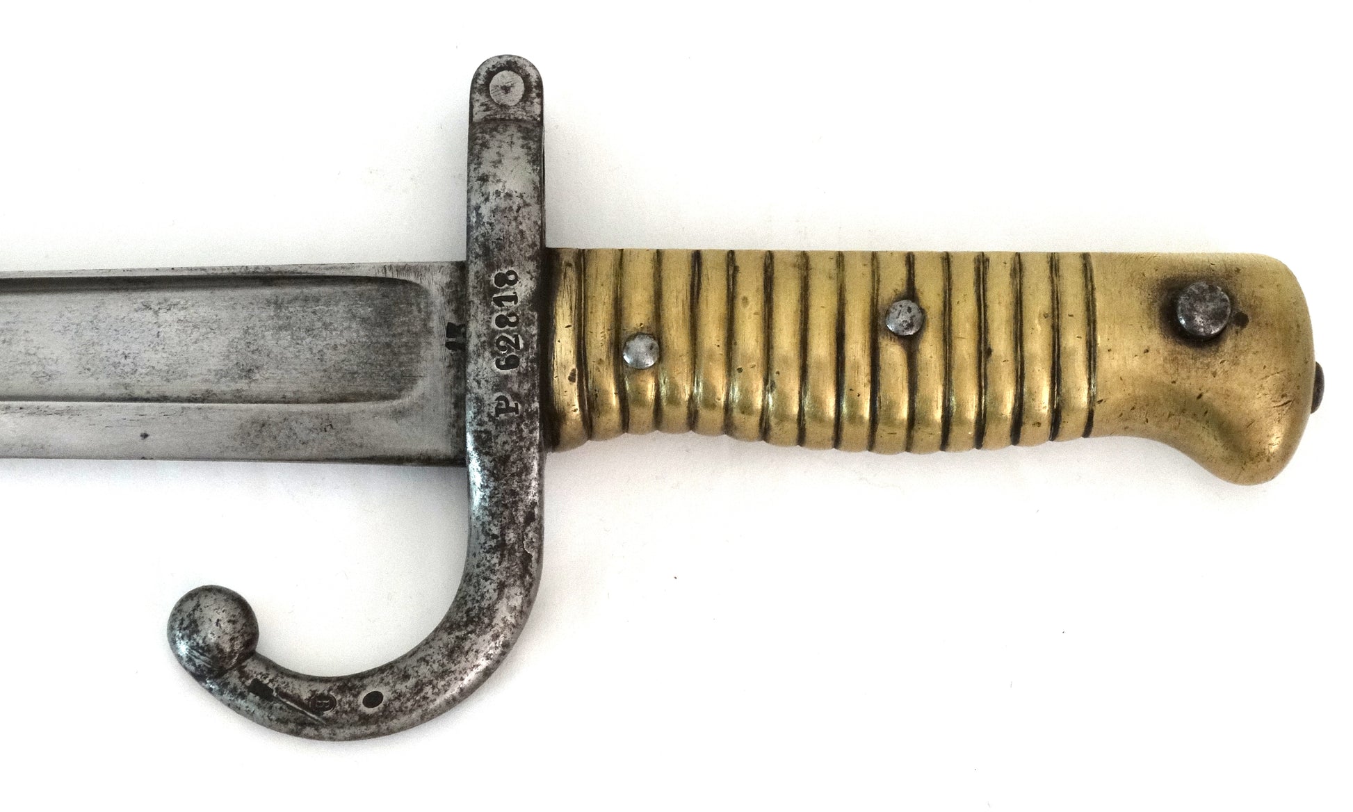 Sabre-baïonnette Chassepot Modèle 1866 – St-Étienne 1873.
Zoom sur manche coté gauche.