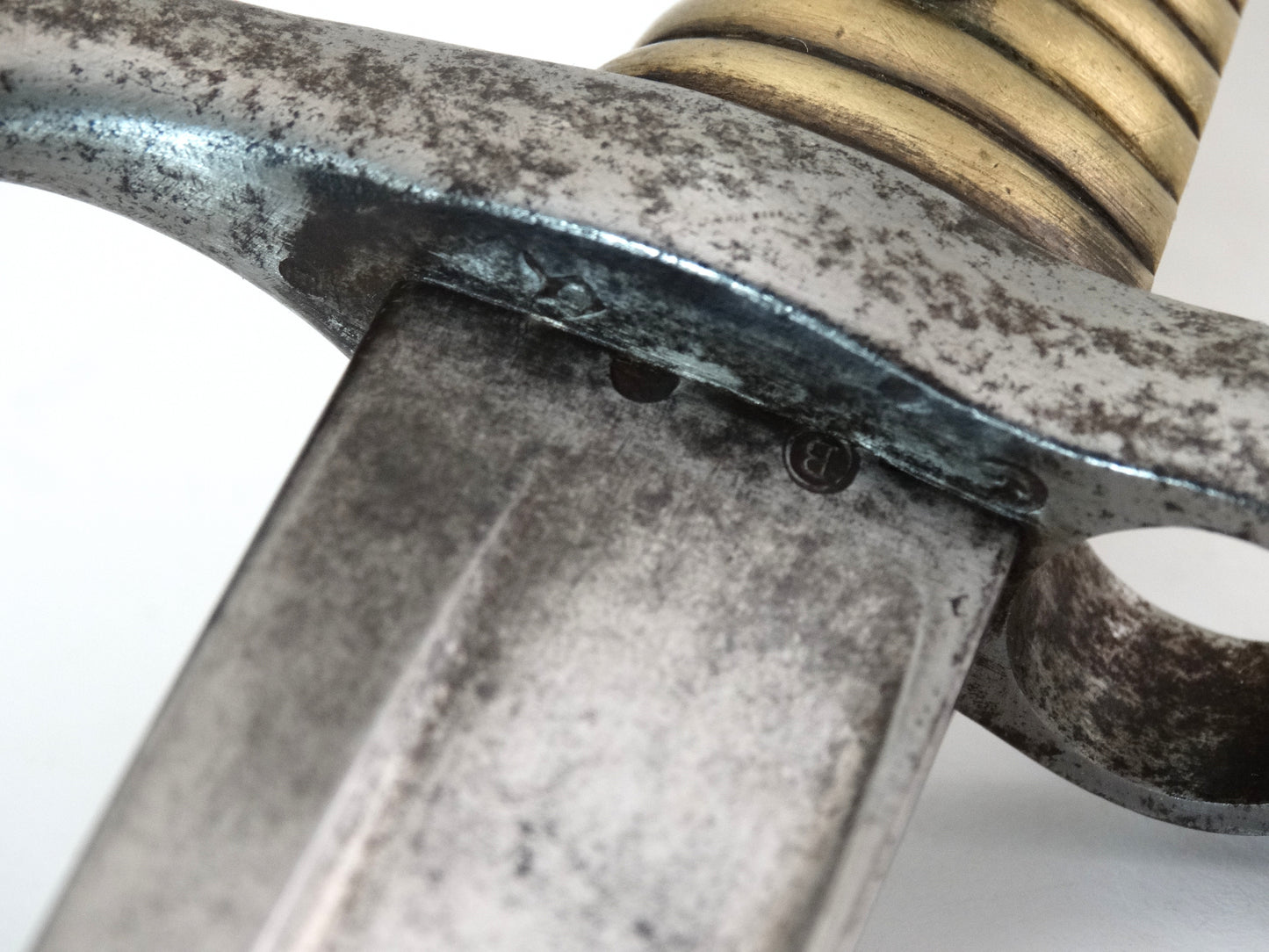Sabre-baïonnette Chassepot Modèle 1866 – St-Étienne 1873.
Zoom sur marquage lame coté droit.