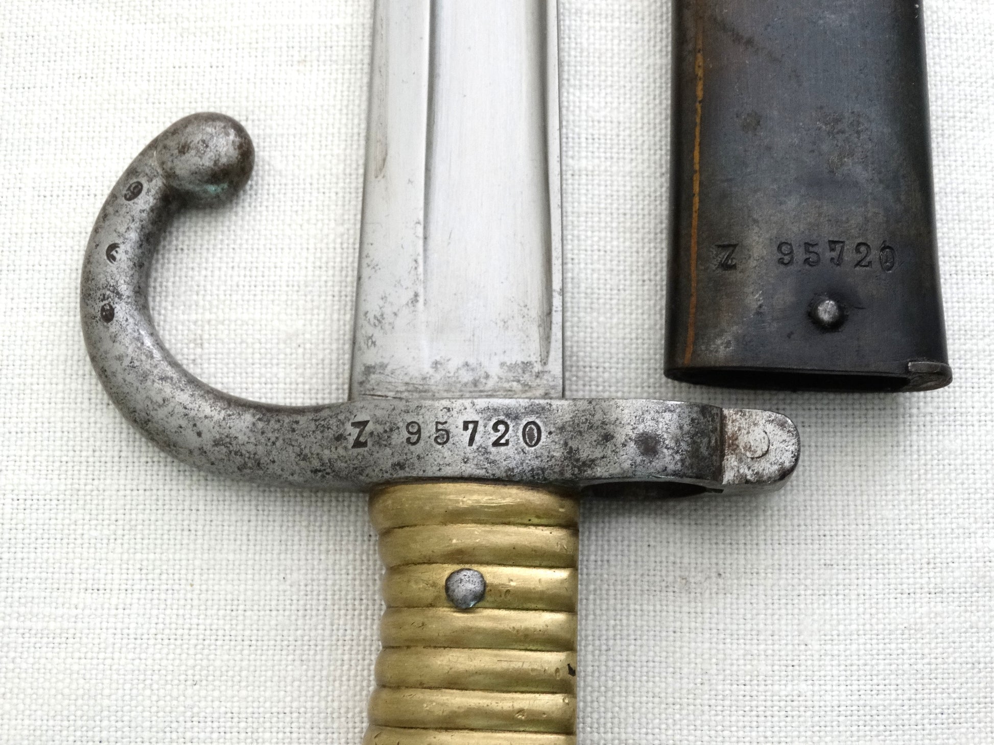 Baïonnette Chassepot 1866 série Z avec lame yatagan et poignée laiton
Mono matricule et poincons