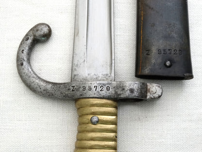 Baïonnette Chassepot 1866 série Z avec lame yatagan et poignée laiton
Mono matricule et poincons