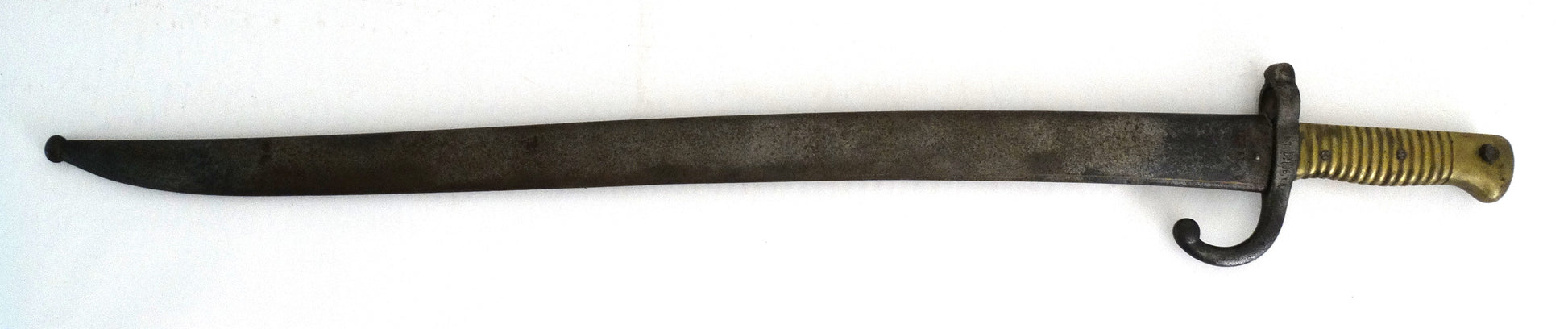 Sabre-baïonnette Modèle 1866 Chassepot – Marquage régimentaire allemand – Avec fourreau. Vue intégrale dans son fourreau