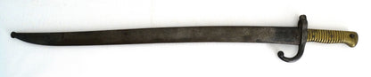 Sabre-baïonnette Modèle 1866 Chassepot – Marquage régimentaire allemand – Avec fourreau. Vue intégrale dans son fourreau