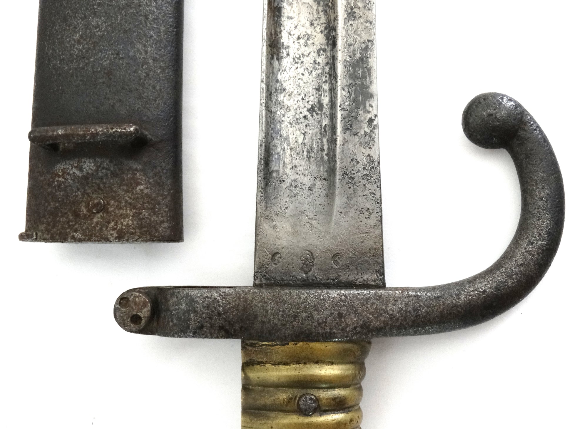 Sabre-baïonnette Modèle 1866 Chassepot – Marquage régimentaire allemand – Avec fourreau. Zoom sur marquage face B