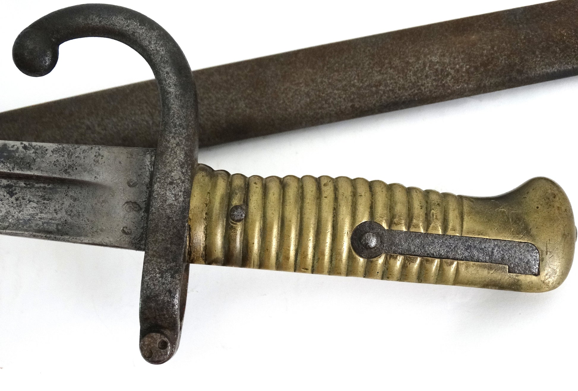 Sabre-baïonnette Modèle 1866 Chassepot – Marquage régimentaire allemand – Avec fourreau. Zoom sur manche face B