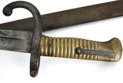 Sabre-baïonnette Modèle 1866 Chassepot – Marquage régimentaire allemand – Avec fourreau. Zoom sur manche face B
