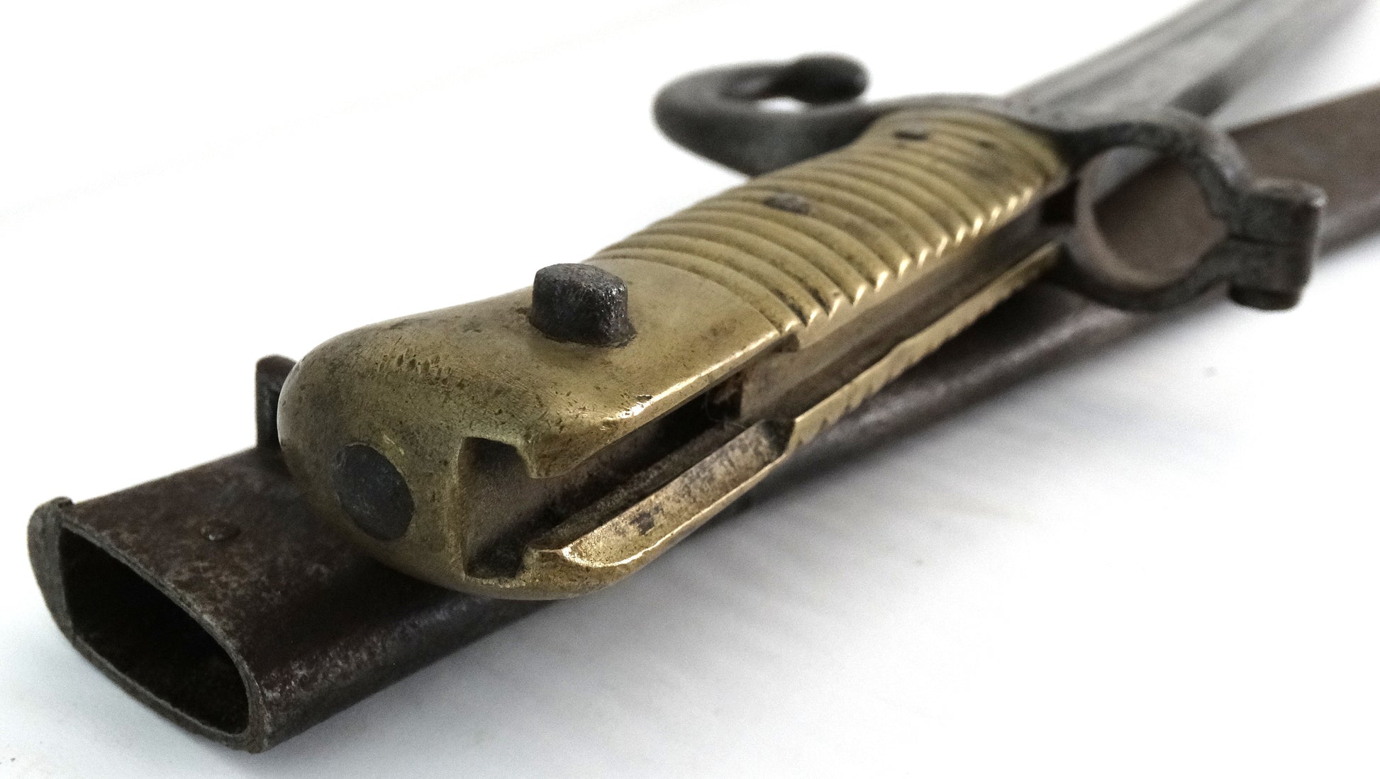 Sabre-baïonnette Modèle 1866 Chassepot – Marquage régimentaire allemand – Avec fourreau. Zoom sur dessous du manche
