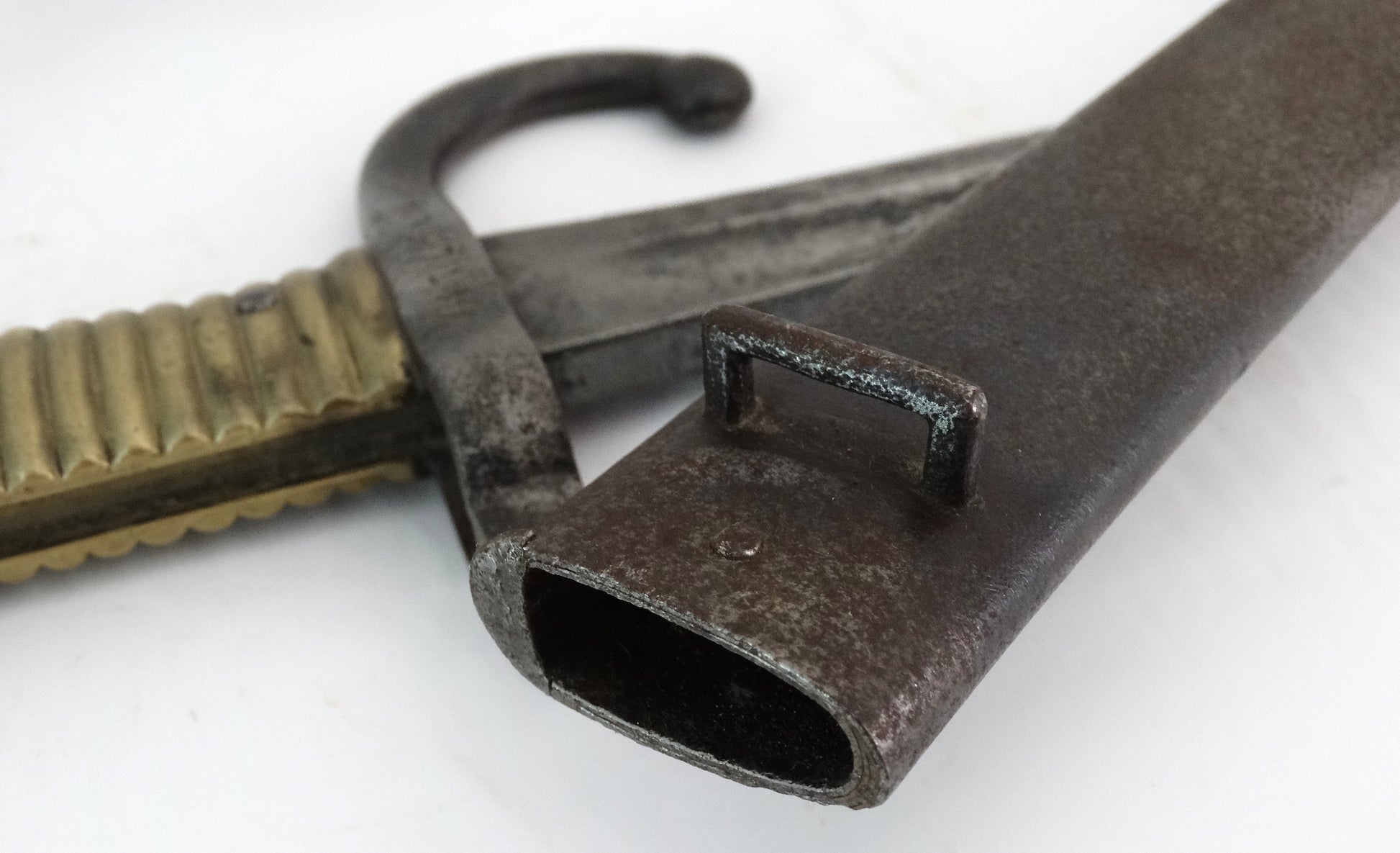 Sabre-baïonnette Modèle 1866 Chassepot – Marquage régimentaire allemand – Avec fourreau. Zoom sur fourreau face A